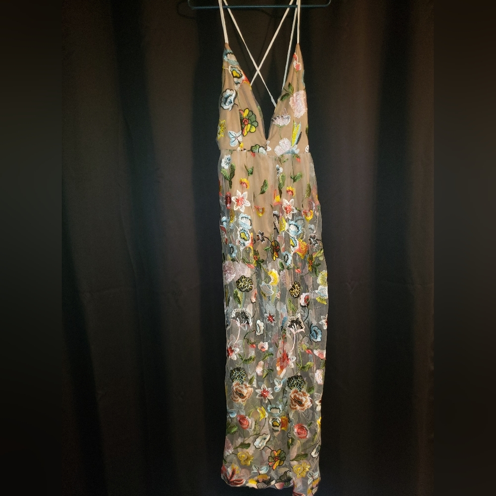 DIDK Nude Embroidered Flowers Size Medium